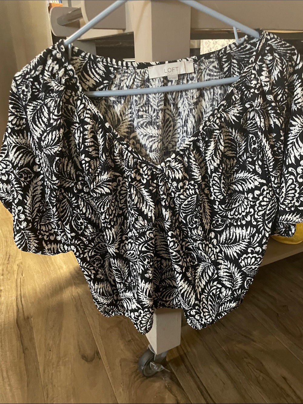 LOFT Black & White Leaf-Print V-Neck Crop Top